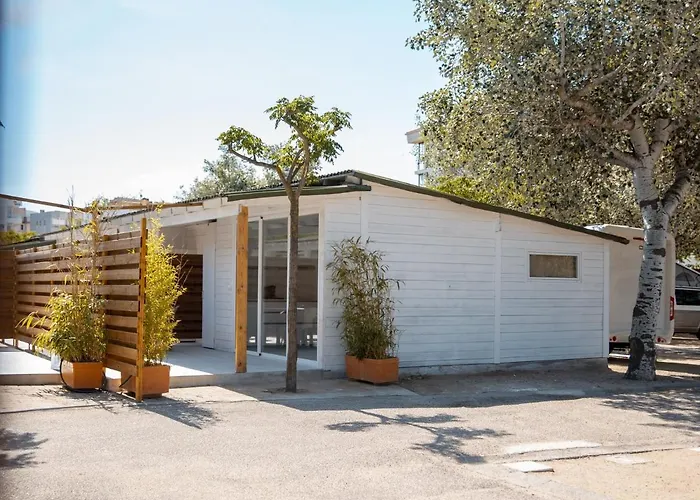 约卡马尔露营酒店 *